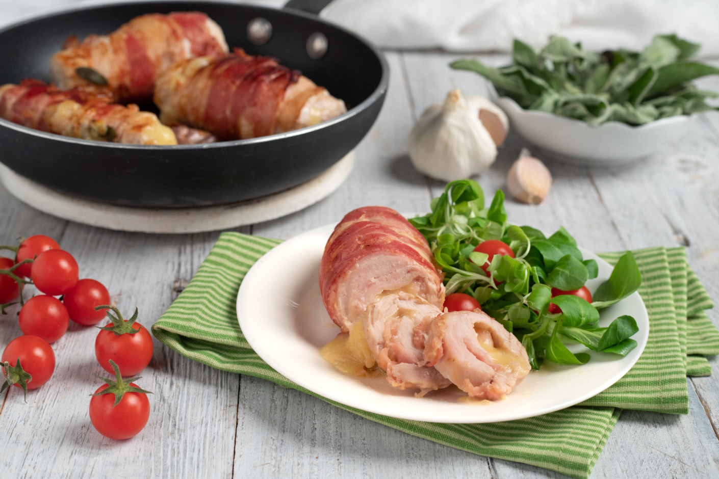 Involtini Di Tacchino Con Formaggio Bacon E Salvia